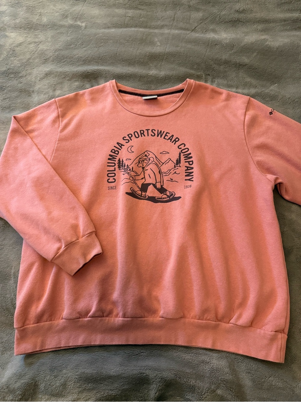 Columbia Men’s Dusty Pink Crewneck Sweatshirt with Graphic